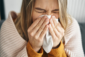 Woman having a very heavy flu - obrazy, fototapety, plakaty