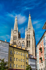 Fototapeta premium Monumento al peregrino del camino de Santiago enfrente de la catedral gótica de Burgos, España