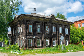 Fototapeta na wymiar Tomsk, an old apartment building on Maxim Gorky Street