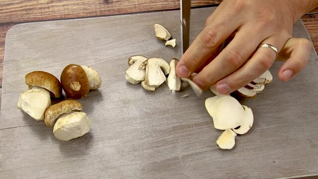 c&egrave;pes de Bordeaux &eacute;minc&eacute;s sur une planche &agrave; d&eacute;couper