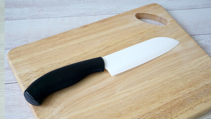 木製のカッティングボードとセラミックのナイフ