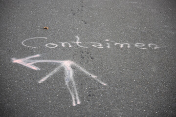 Fototapeta premium container text auf dem boden auf einer landstraße