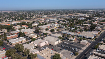 Obraz premium Morning aerial view of the downtown area of Tulare, California, USA.