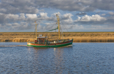 Krabbenkutter bei der Heimkehr nach Greetsiel,Nordsee,Ostfriesland,Deutschland