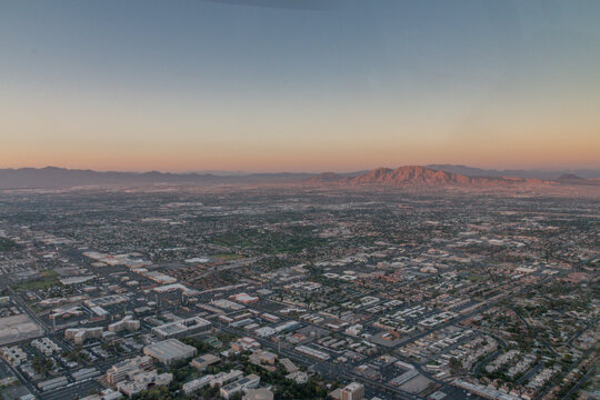 Las Vegas at sunset © Andrin