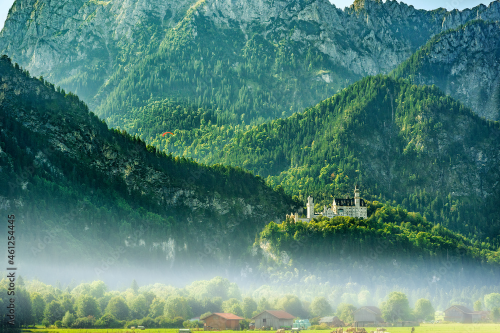 Poster juwel in ländlicher umgebung: schloss neuschwanstein