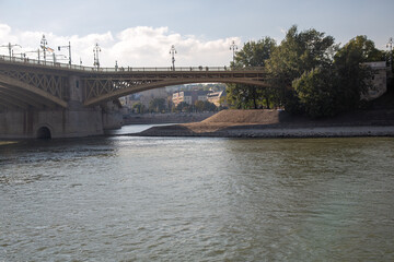 Fototapeta na wymiar Margaretenbrücke in Budapest, Ungarn, ab der Donau zur Margareteninsel