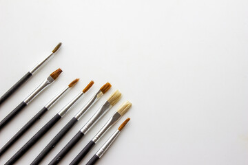 Pinceles para arte, de varios tama&ntilde;os, sobre fondo de color blanco