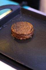 hamburguesa de carne y vegetal en plancha haciéndose