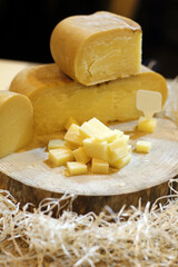 queso de oveja curado en porciones y trocitos