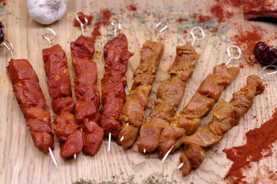 brochetas de pinchos morunos con carne adobada de cerdo, ternera ali&ntilde;ados con piment&oacute;n