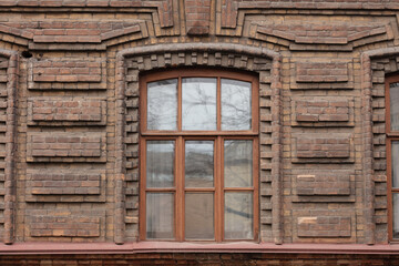 Fototapeta na wymiar Кирпичная стена старинного здания. Старинное архитектурное строение из кирпича
