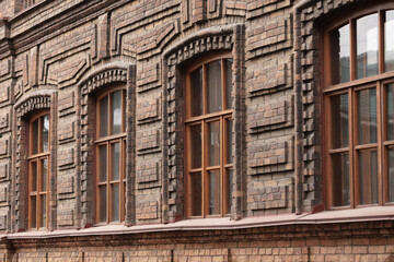 Fototapeta na wymiar Кирпичная стена старинного здания. Старинное архитектурное строение из кирпича