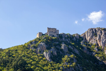 Obraz premium ruinview of Prozor fortress, close to Vrlika an top of a mountain, near Perucko jezero, Croatia, Europe