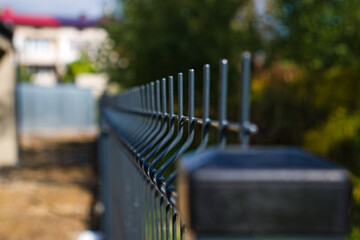  Płot . Panelowe ogrodzenie z siatki , siatka . Mesh panel fence.  - obrazy, fototapety, plakaty