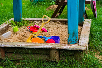  Piasek zabawki :  grabki ,  łopatki , sitka etc. Mała piaskownica . A small sandbox. Sand, rakes, sieve ,paddles etc. - obrazy, fototapety, plakaty