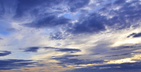 Obraz premium Cirrus and high-stratus clouds in the autumn sky