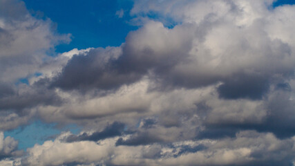 Ciel ponctué de quelques passages de cumulus de beau temps
