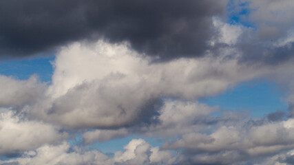 Ciel ponctué de quelques passages de cumulus de beau temps