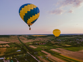 Obraz premium view of air balloon with basket flies on sunset