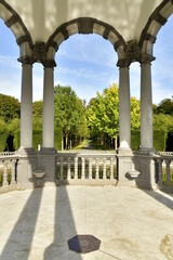 Ombres des colones sur le dallage à l'intérieur du Pavillon des Sept Etoiles en style baroque au parc d'Enghien en Hainaut 