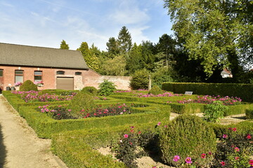 Le jardin des dahlias près d'une remise et d'une zone résidentielle au parc d'Enghien en Hainaut 