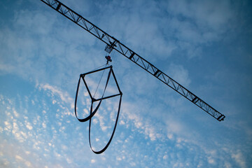 Soporte colgando de una gr&uacute;a elevadora de contrucci&oacute;n.