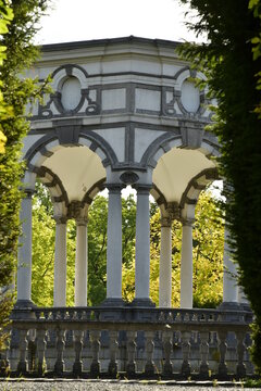 Les colonnades du Pavillon des Sept Etoiles au parc d'Enghien 