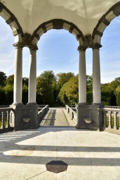 Ombres des colones sur le dallage &agrave; l'int&eacute;rieur du Pavillon des Sept Etoiles en style baroque au parc d'Enghien en Hainaut 