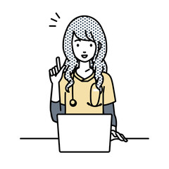 デスクで座ってPCを開いて何かひらめいた看護師の女性