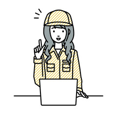 デスクで座ってPCを開いて何かひらめいた作業員の女性