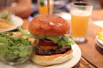 分厚いハンバーガーとビール