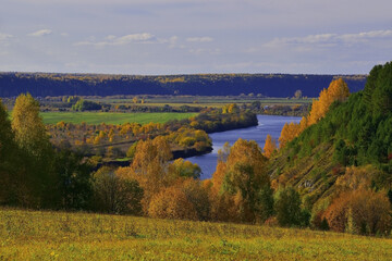 Obraz premium White Sorokinsky rocks in golden autumn decoration - a gypsum mountain on the right bank of the Sylva river near the village of Soroki
