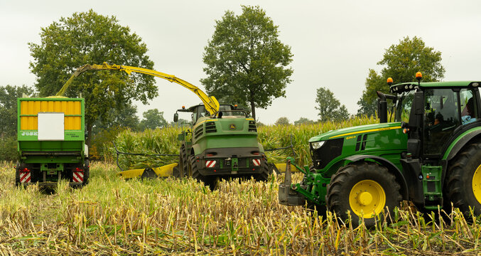 John Deere 8800i Maish&auml;cksler und John Deere 6250R Traktor mit Silagewagen Joskin Silospace w&auml;hrend der Maisernte