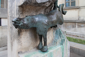 Fototapeta na wymiar statue of an horse in paris (france)