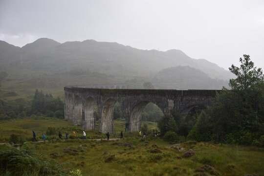 the glenfinnan viaduct in scottland