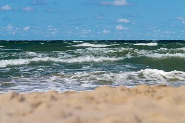 Fototapeta na wymiar Morze bałtyckie w słoneczny dzień na plaży.