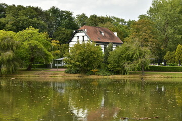 Obraz premium Chemin en terre pour le passages des engins agricoles entre les champs aux environs du bourg de Champagne au Périgord Vert 