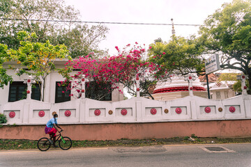 Piękna świątynia buddyjska, w otoczeniu kwiatów i drzew. © insomniafoto