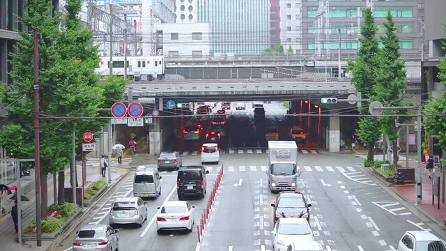 福岡の都市風景、交通風景、博多駅周辺のトラフィック、車、電車、人々
