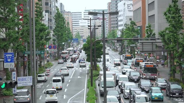 福岡の都市風景、交通風景、博多駅周辺の混雑するトラフィック、車、バス
