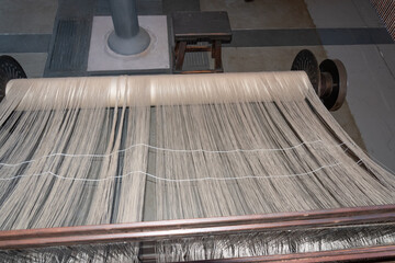 Telar de tejer tradicional, vista de cerca los hilos 