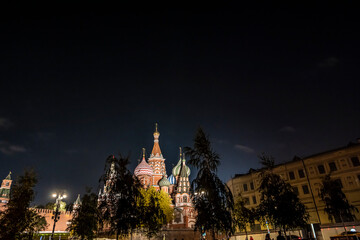 Obraz premium night landscape of the city with illuminated old houses, churches and a fortress wall 