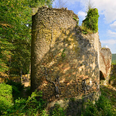 Carré tour en ruine du château fort du petit Marzac à Tursac (24620), département de la Dordogne en région Nouvelle-Aquitaine, France