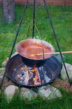 Essen kochen im Kupferkessel über dem Lagerfeuer