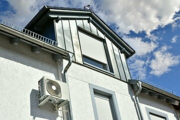 Luftwärmepumpe/Klimaanlage für Heizung und Warmwasser an einem neu gebauten Wohnhaus