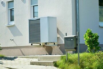 Wärmepumpe, Klimaanlage, Luftwärmepumpe für Heizung und Warmwasser an einem neu gebauten Wohnhaus