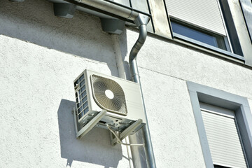 Wärmepumpe, Klimaanlage, Luftwärmepumpe für Heizung und Warmwasser an einem Wohnhaus