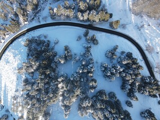 Vista aérea de carretera de montaña completamente nevada © Ion