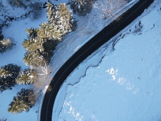 Vista aérea de carretera de montaña completamente nevada © Ion